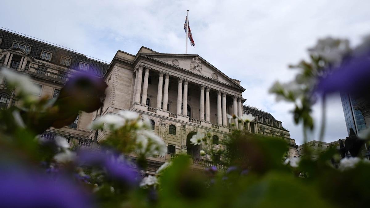 bank of england building with ftse 100 graph