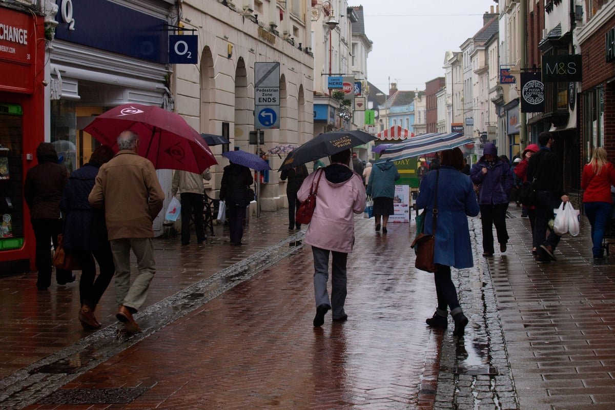 UK high street shops closing down