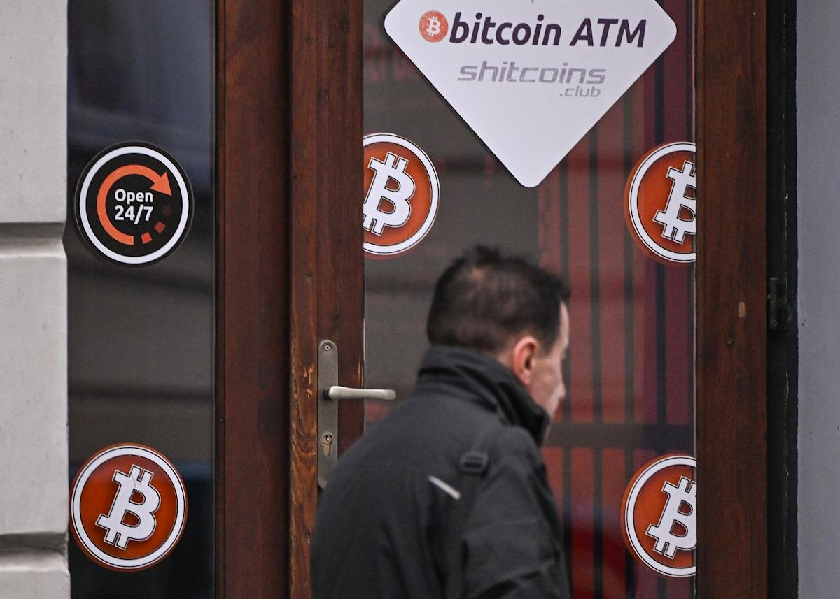 Bitcoin price falls amid ETF outflows