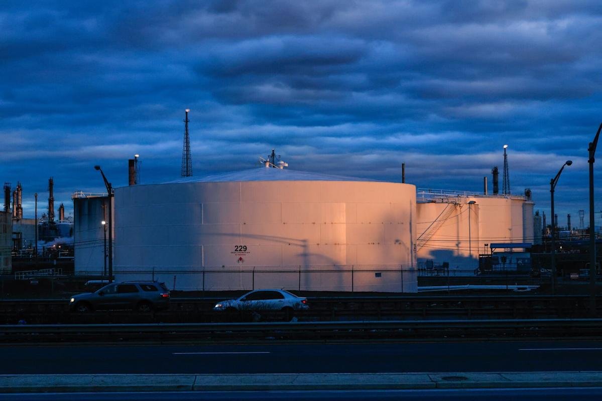 Oil prices rising due to Iran risks