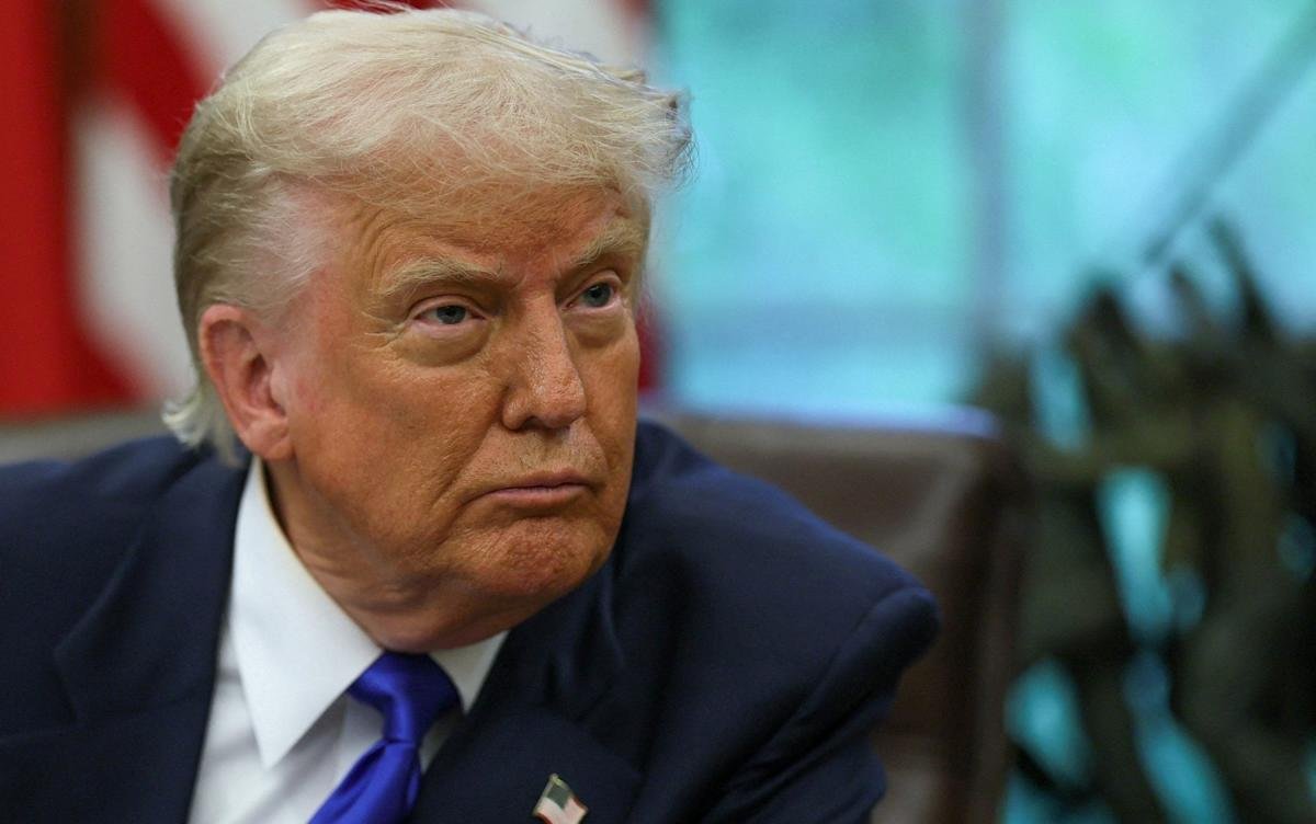 UK jobs market graph showing economic uncertainty