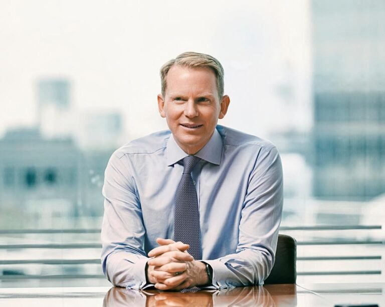 Lloyds CEO Charlie Nunn bonus hike news