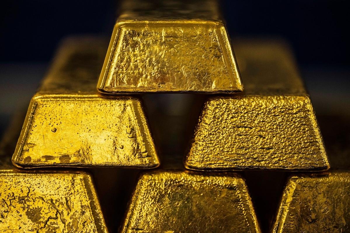 Gold prices hit record high amid uncertainty