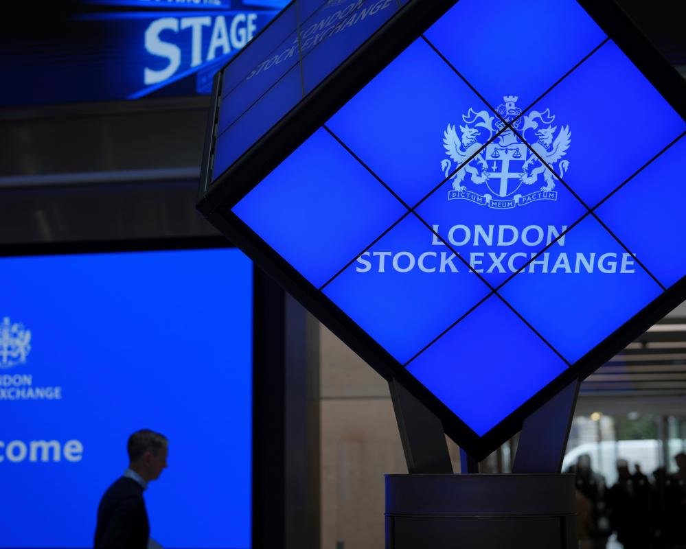 FTSE 100 breaks 10,000 mark for the first time