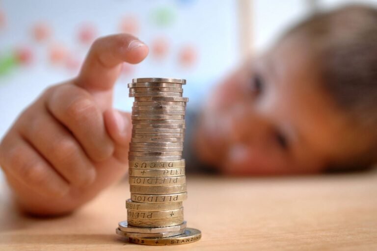 kids saving money in piggy bank