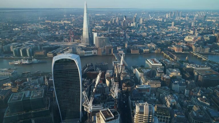 FTSE 100 stock market graph